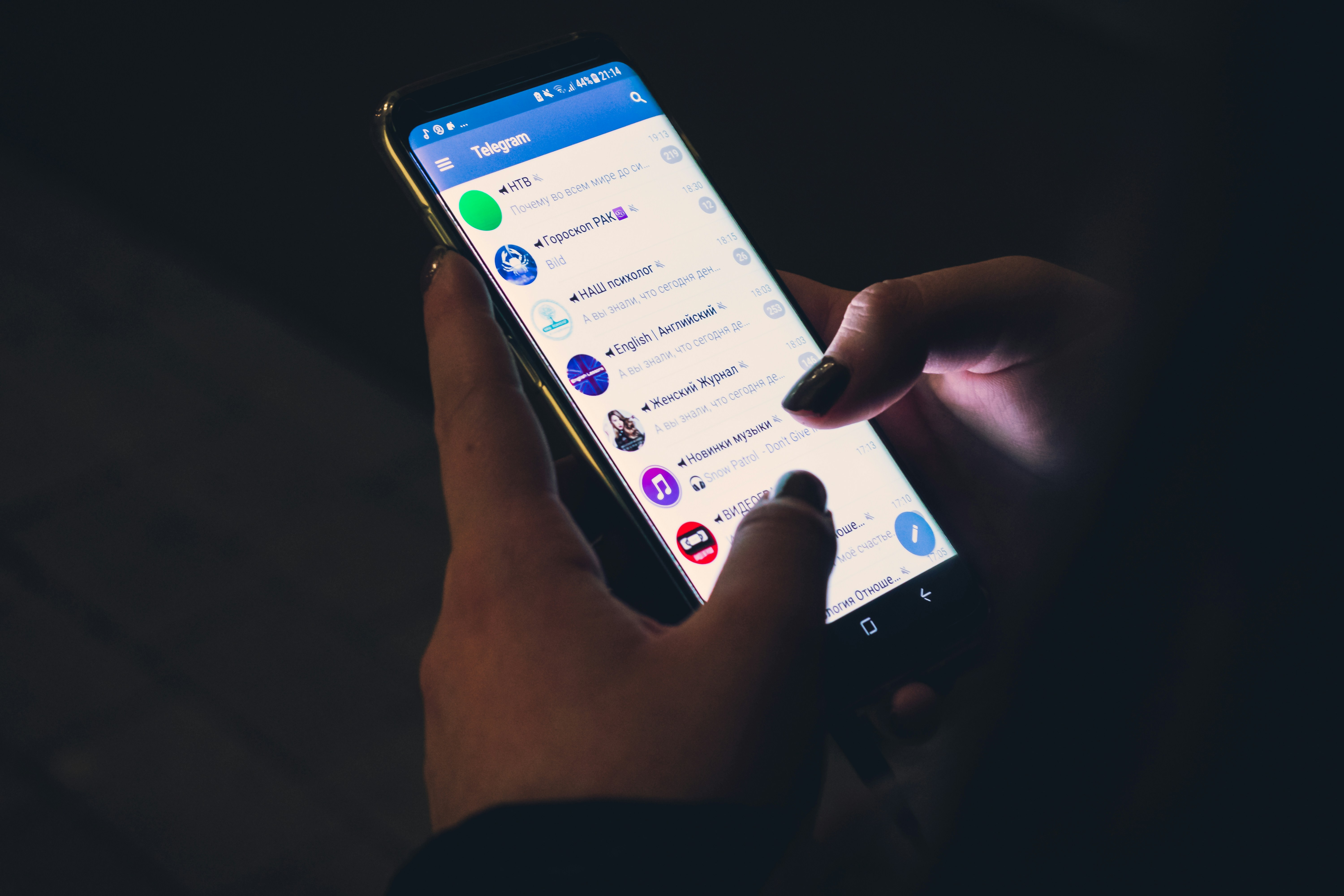 Вручную или через платформу? Ищем блогеров ВКонтакте и Telegram